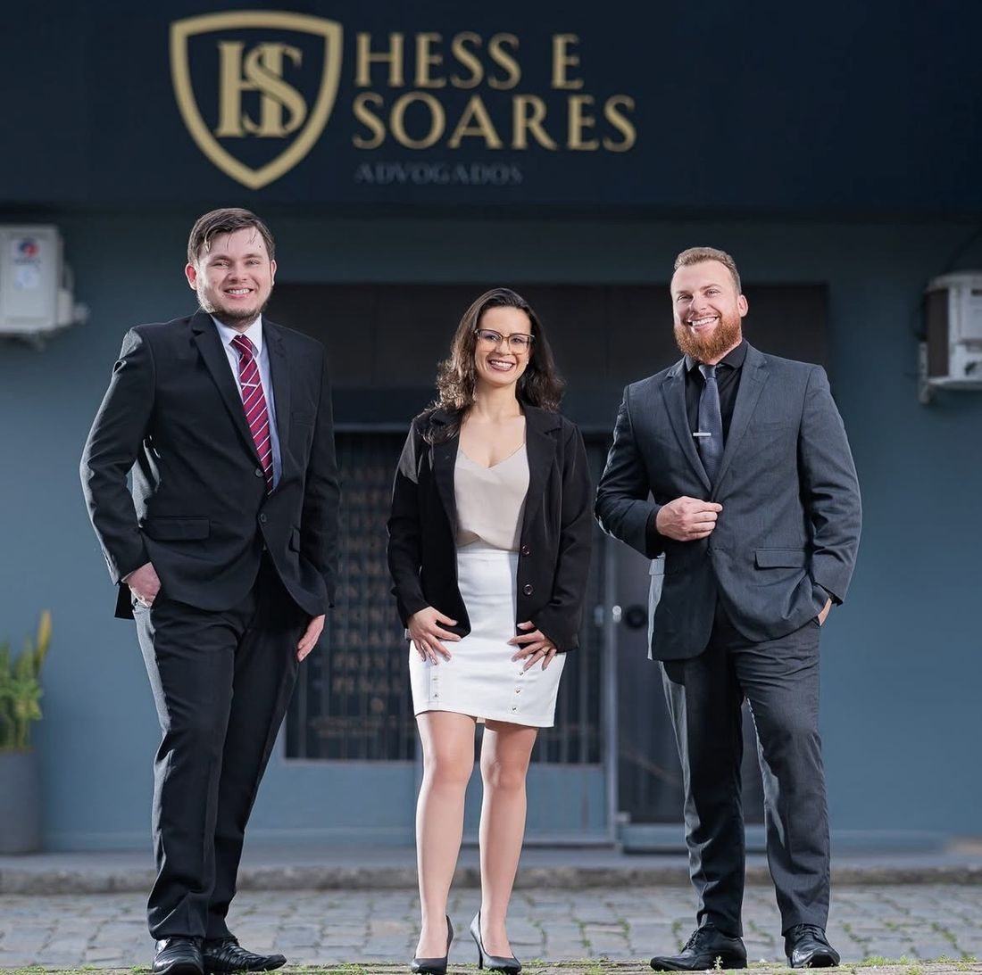 Equipe do escritório Hess e Soares Advogados em frente à sede em Blumenau